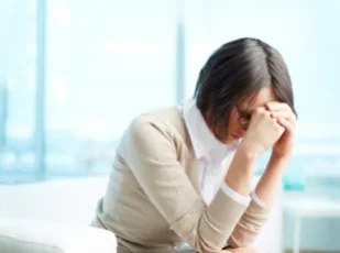 девушка уткнулась в руки