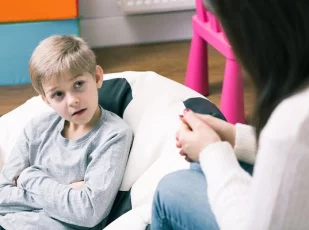 врач говорит с ребенком