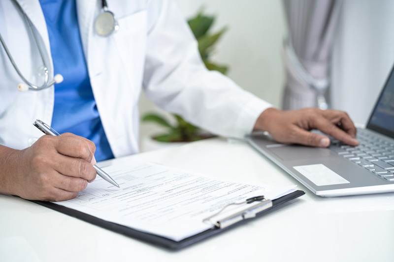 доктор заполняет форму по нарколого-психиатрической экспертизе